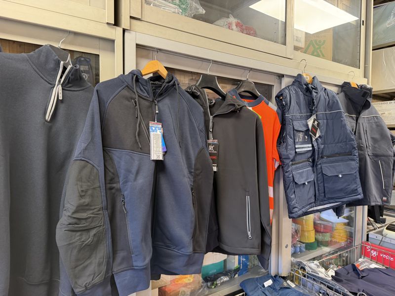 Abbigliamento da lavoro e alta visibilità esposto al banco