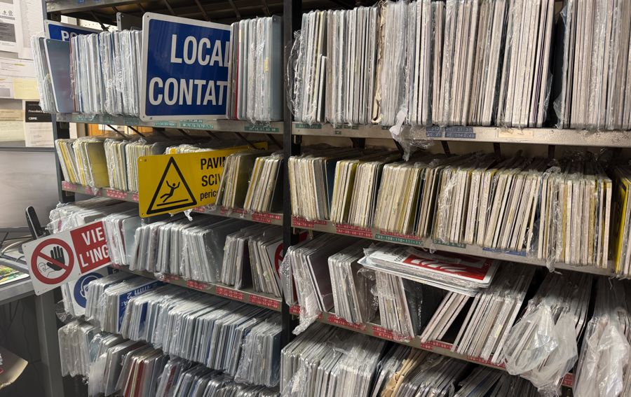 Scaffali di cartelli di sicurezza nel magazzino di Via di Novoli