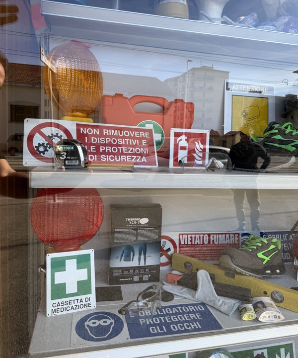 La vetrina del negozio con cartelli di sicurezza, cassetta di medicazione, lampeggianti e calzature